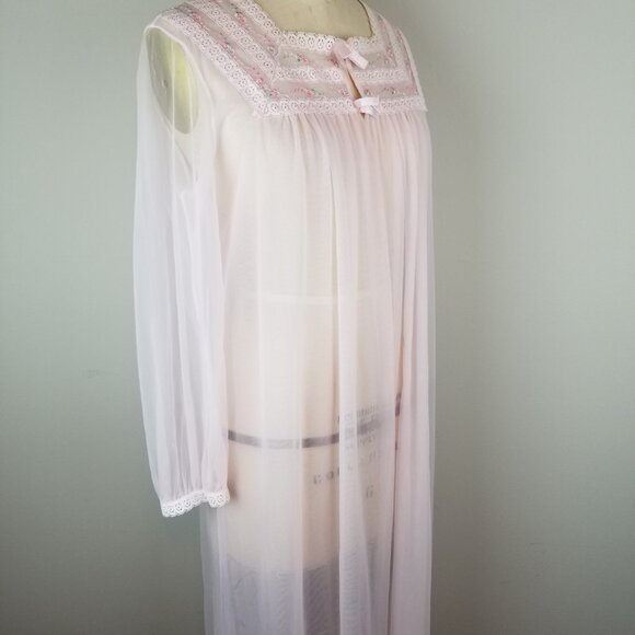 Pretty Vintage 1950's Long Chiffon Pale Pink Robe with Lace Detail - Picture 10 of 11